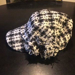 NWT Women’s Black/ White Fashion Hat O/ S